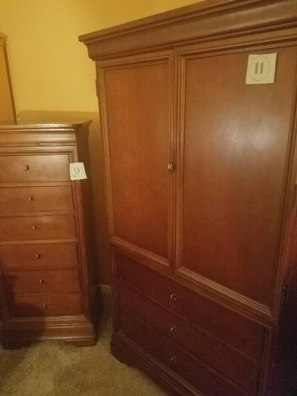 lot 11 image: Thomasville Large 3 Drawer Armoire