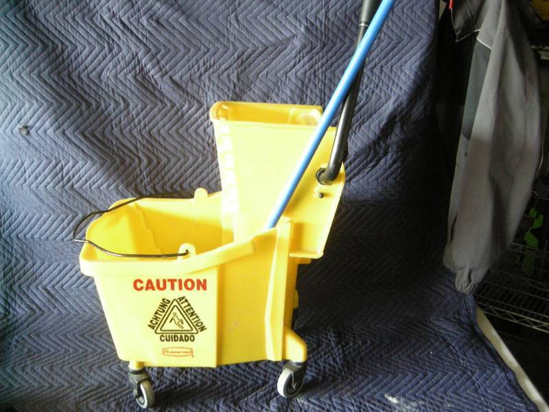 lot 14 image: Mop Bucket, Contractor Grade