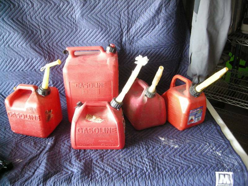 lot 15 image: 5 Gas Cans