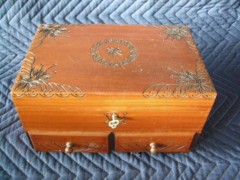 lot 25 image: Wooden Carved Jewelry Box from Poland