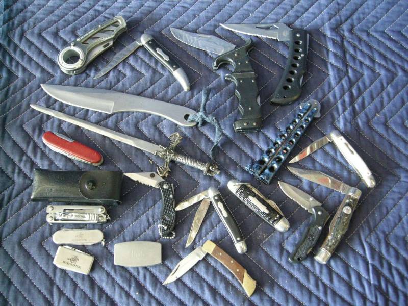 lot 29 image: Group Knives, Pocket Knives