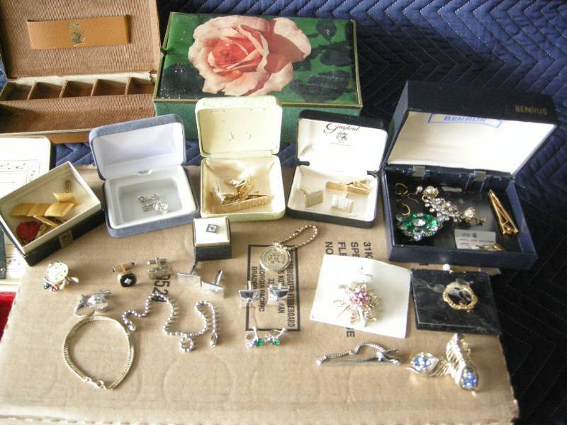 lot 43 image: Vintage Jewelry, Cuff Links, Tie Clips
