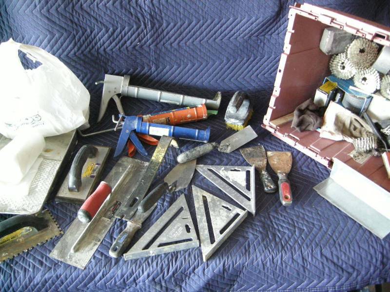 lot 62 image: Tote of ContractorPainter Type Tools