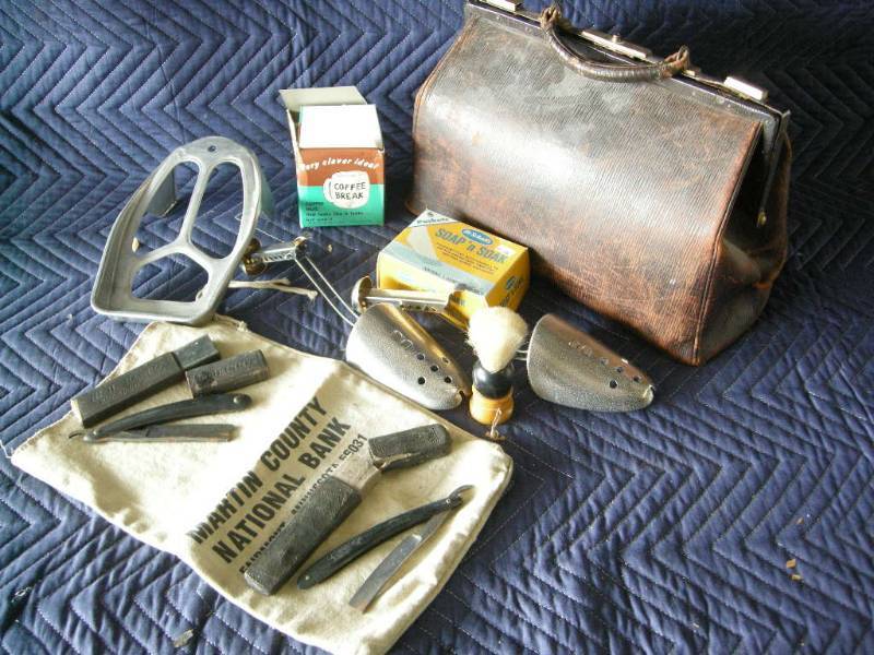 lot 71 image: Antique Dr Bag, Shaving