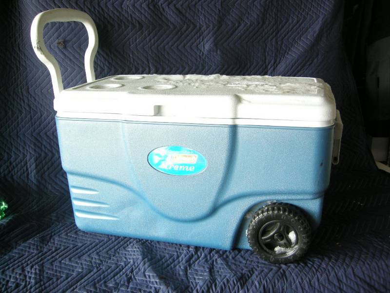lot 73 image: Coleman XTreme Tote Cooler