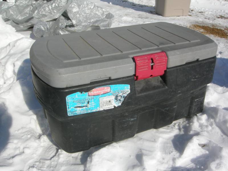 lot 77 image: Rubbermaid Action Packer Cargo Tote