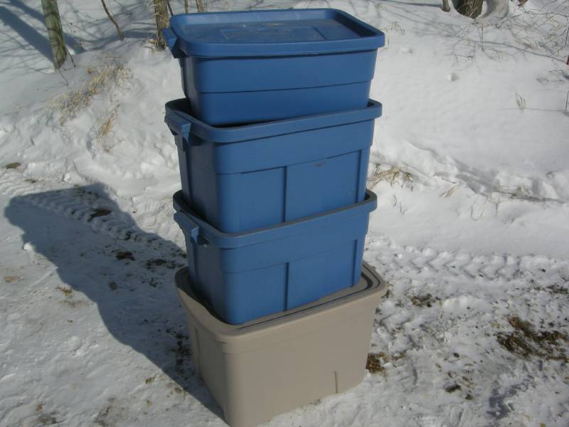 lot 79 image: 4 Medium Totes