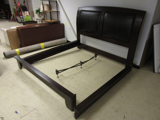 lot 315 image: WOODEN BED