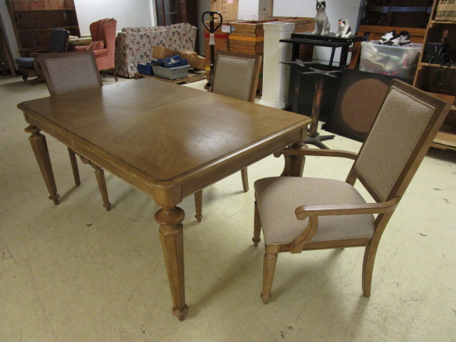 lot 318 image: DINING TABLE W CHAIRS