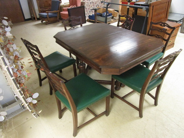 lot 319 image: DINING TABLE W CHAIRS