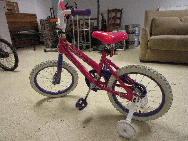 lot 331 image: CHILDS BICYCLE