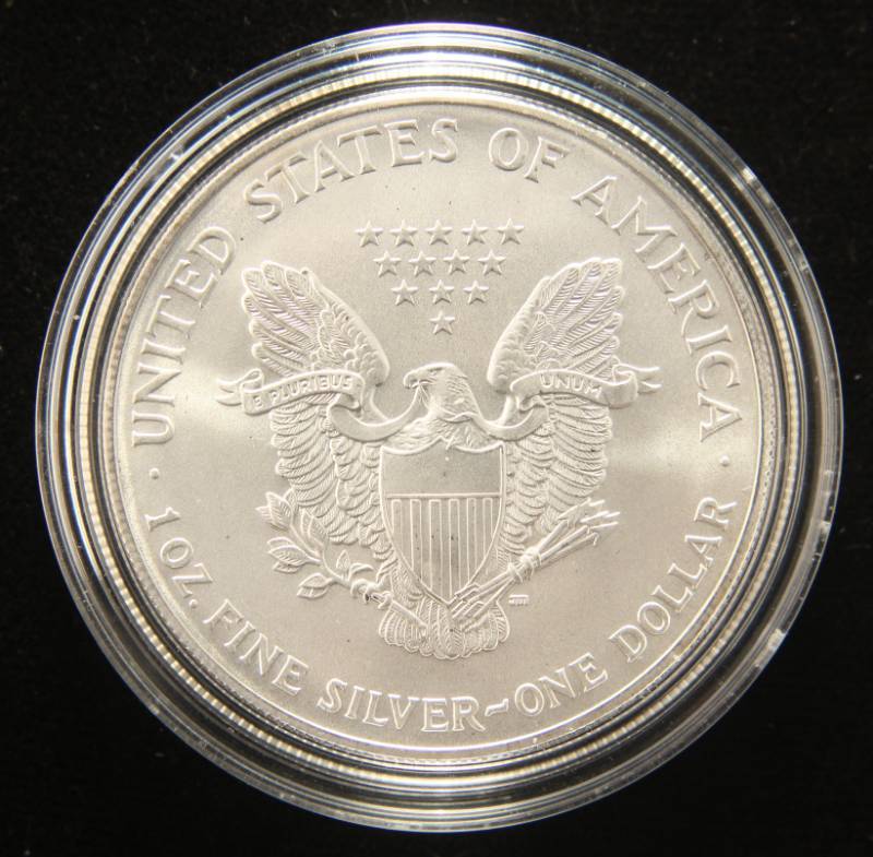 lot 17 image: 2001 AMERICAN SILVER EAGLE 1 TROY OZ. .999 FINE SILVER IN AIRTITE
