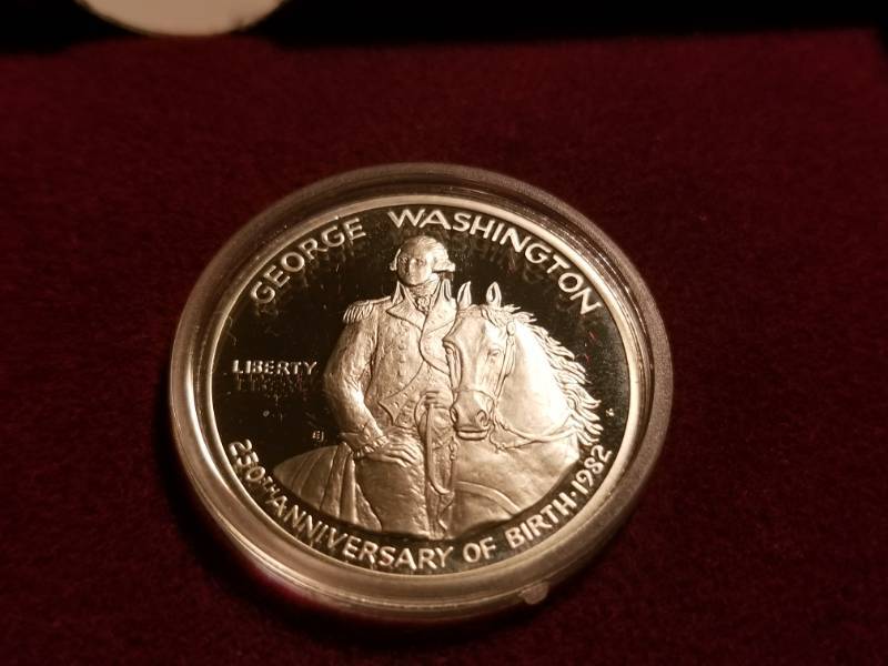 lot 09-A image: 1982 WASHINGTON PROOF SILVER COMMEMORATIVE HALF DOLLAR