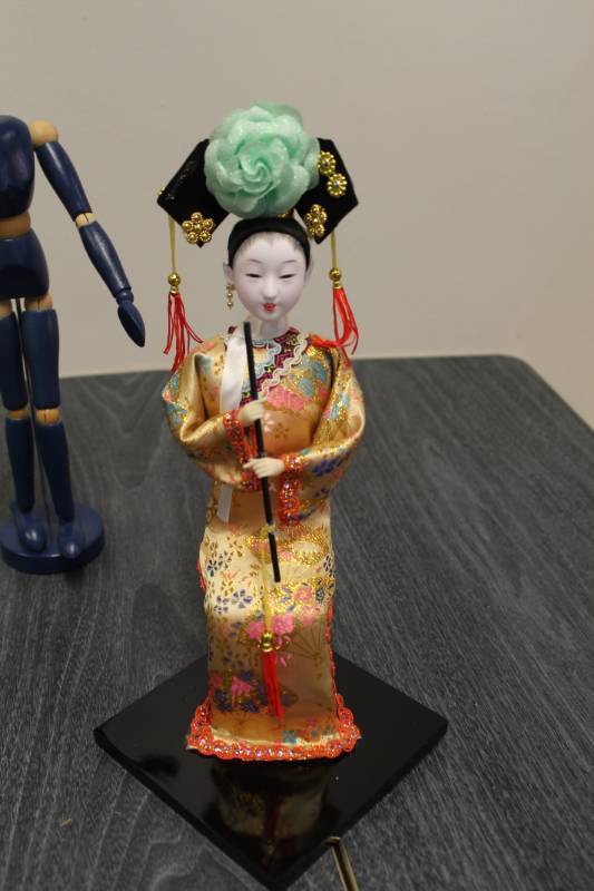 lot 61 image: 5 Dolls Lot