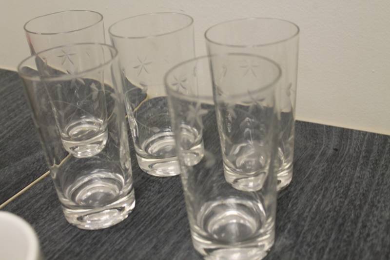 lot 74 image: 2 Mugs and 5 Water Glasses Lot