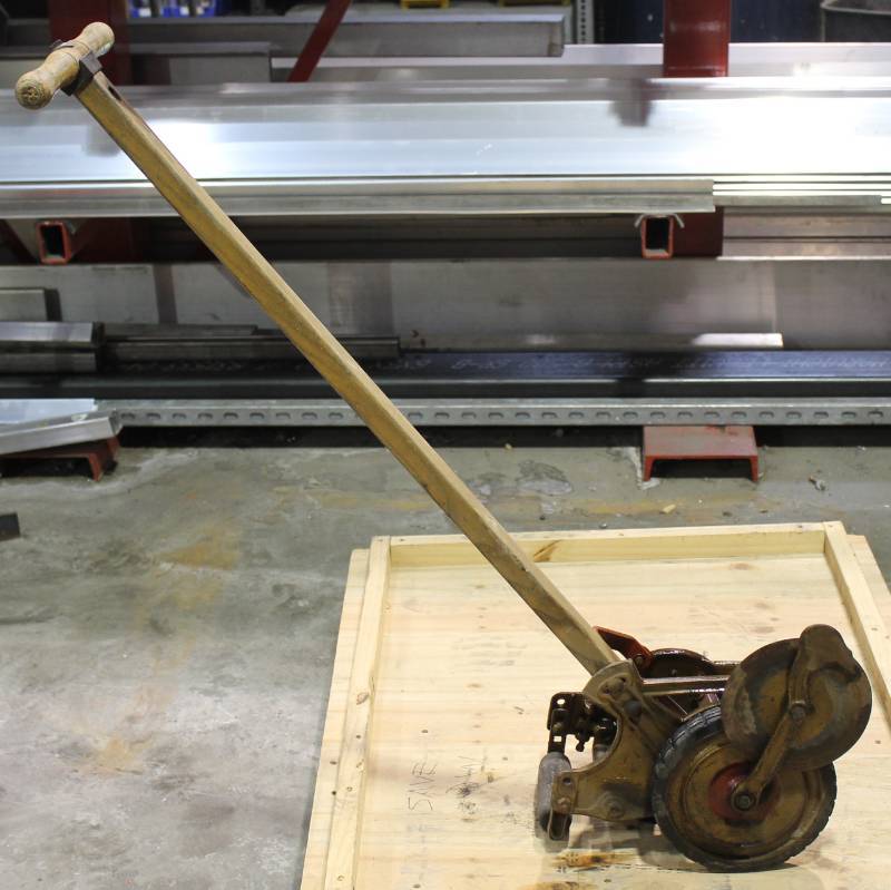 lot 10 image: Reel Mower Edger Trimmer Comb