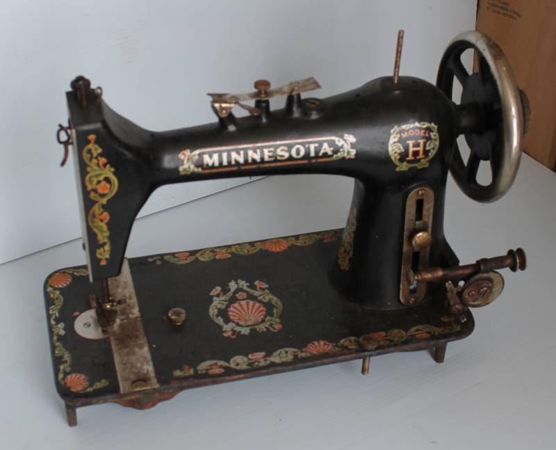 lot 28 image: Minnesota H Sewing Machine, Early 1900 Antique Machine