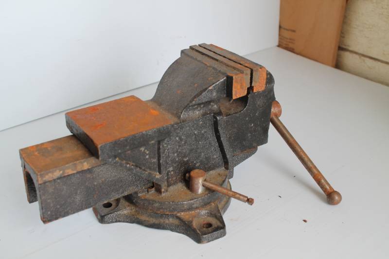 lot 18 image: GRIP 6 Steel Bench Vise