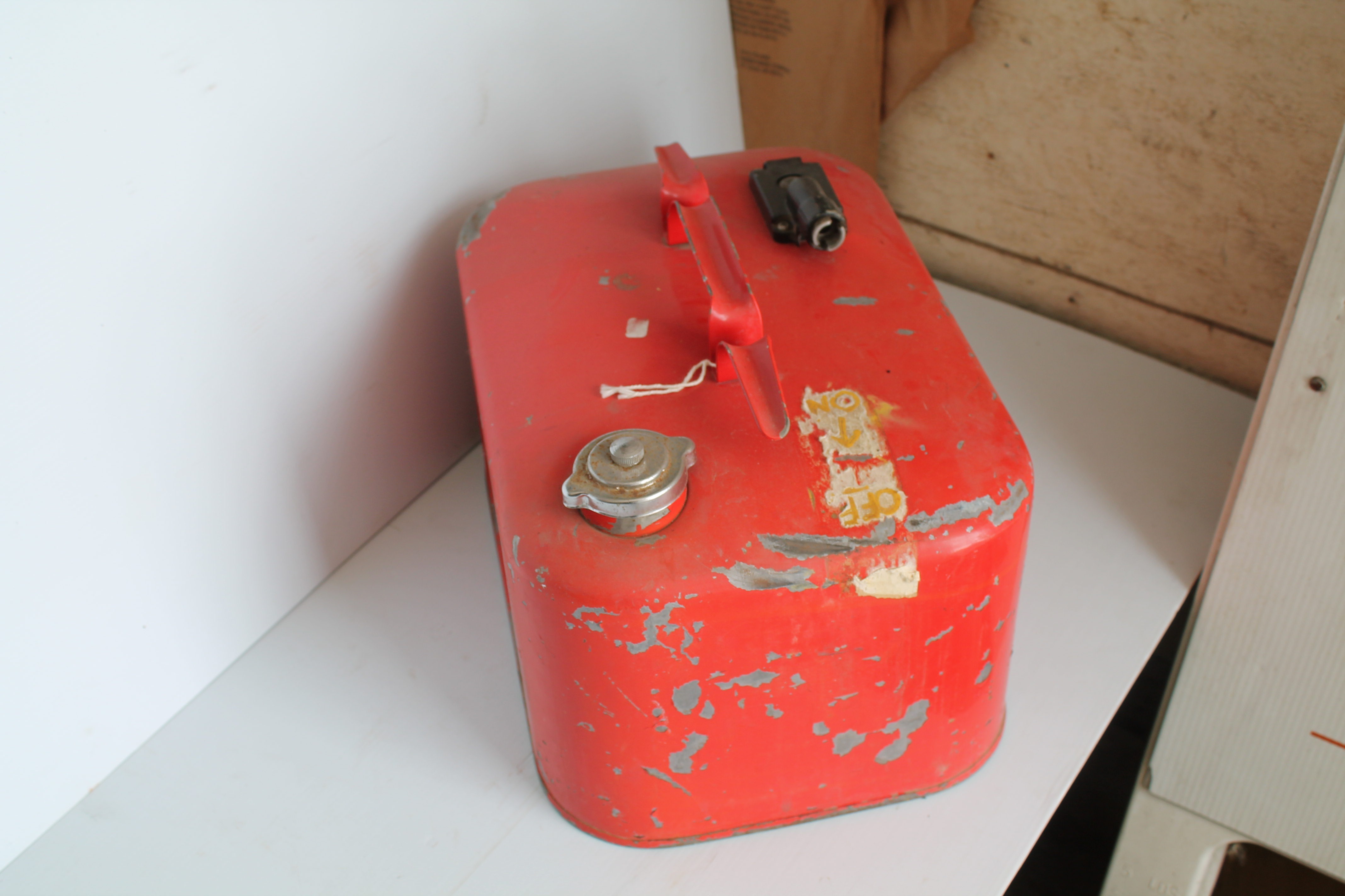 lot 43 image: 6 Gallon Outboard Motor Gas Tank