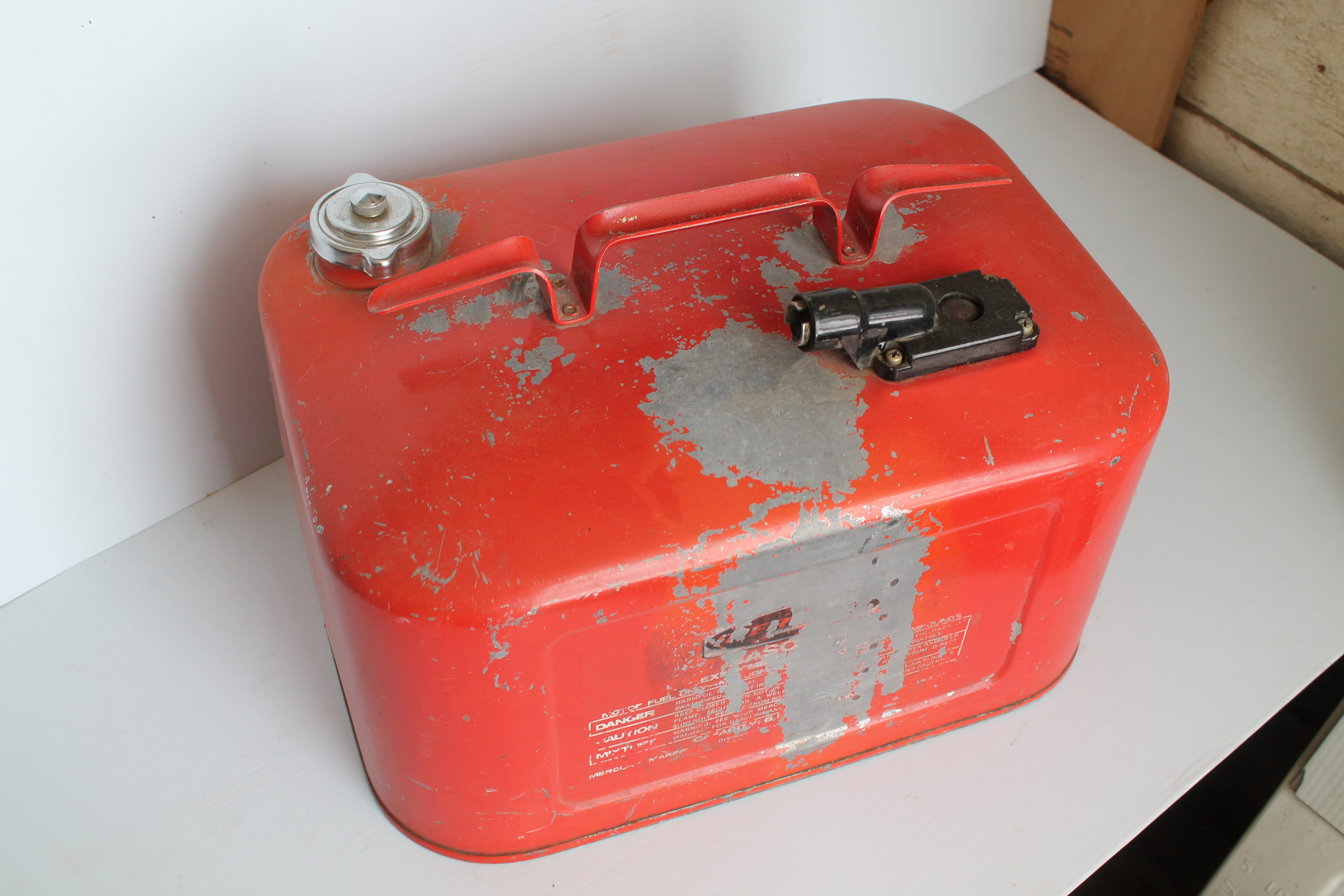 lot 44 image: 6 Gallon Outboard Motor Gas Tank