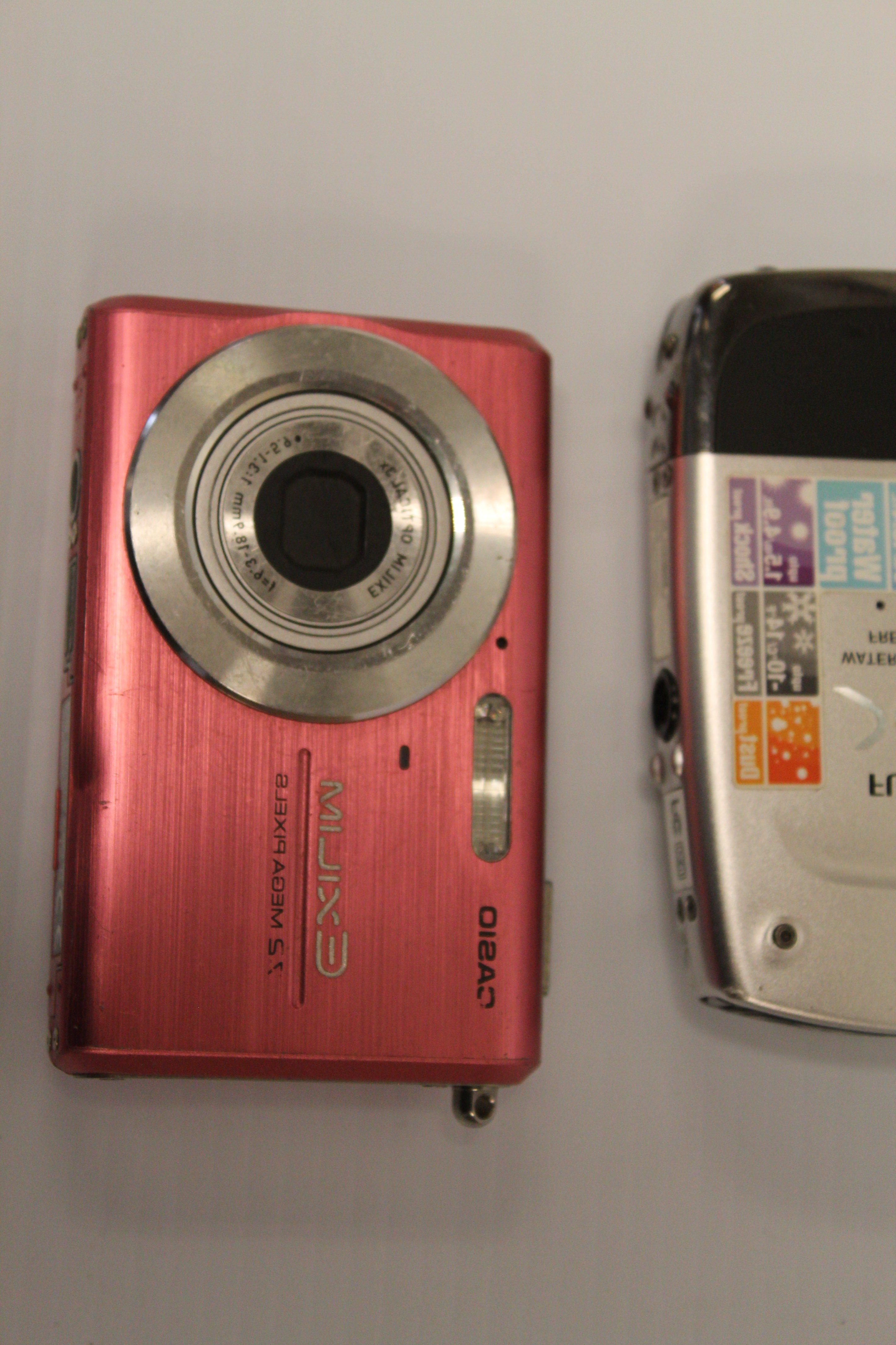 lot 24 image: 3 Digital Cameras Lot