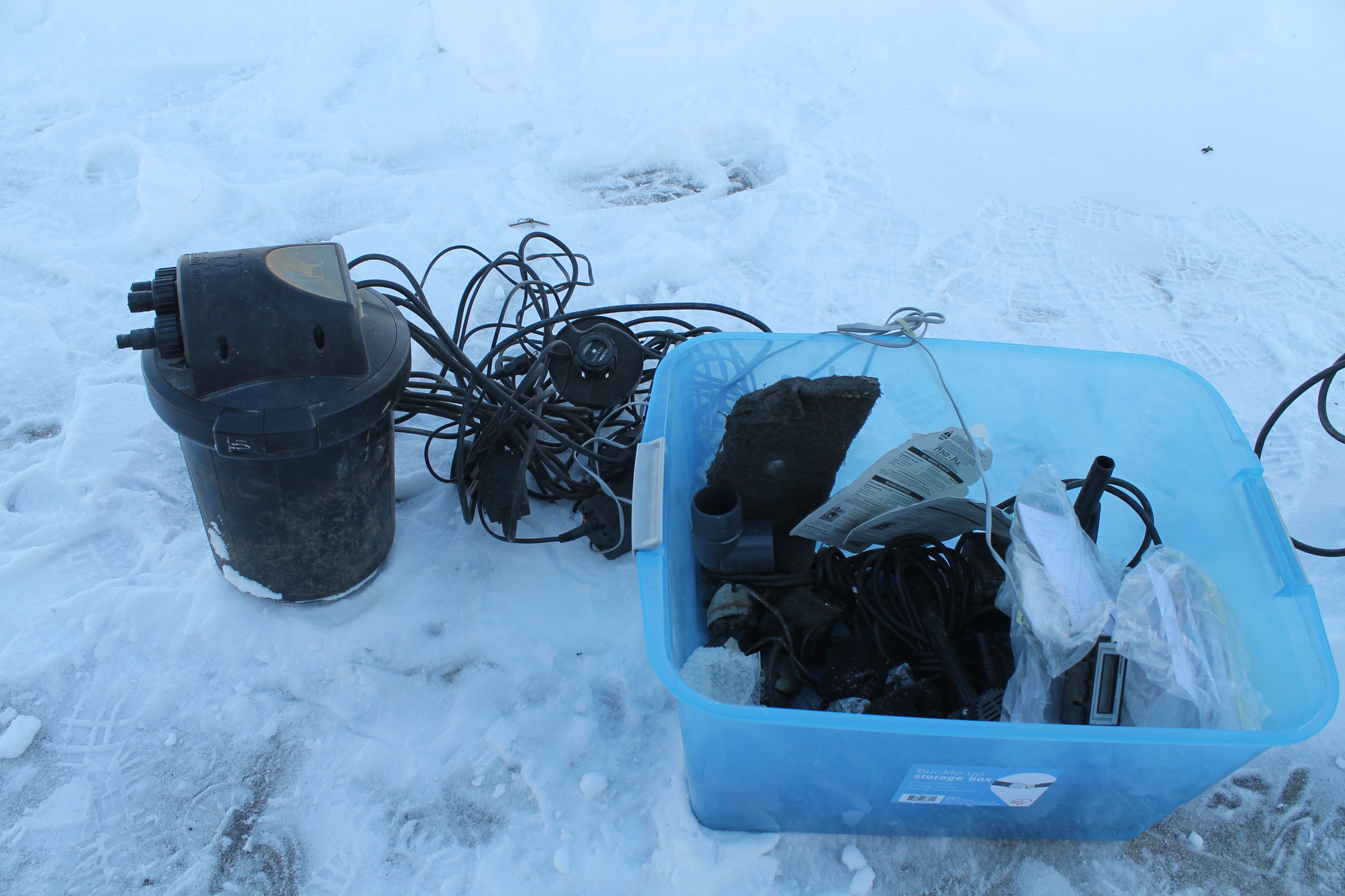 lot 34 image: Pond Filter, Pond Lights & Large Pond Pump