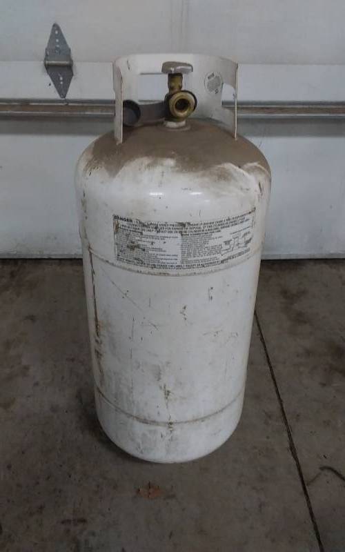 lot 7 image: 40-Lb Propane Tank