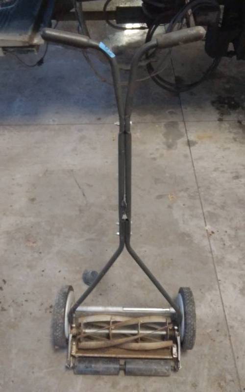 lot 29 image: Push Style Rotary Lawn Mower