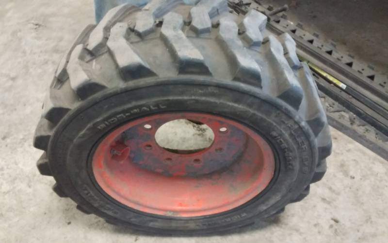 lot 37 image: 27x10-12x15 Bobcat Tire & Rim