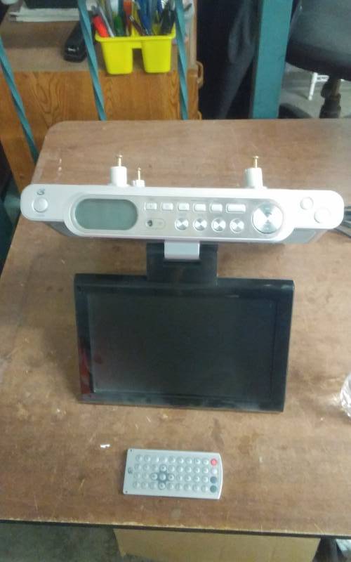 lot 28 image: GPX Under Cabinet RadioTV