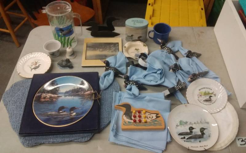 lot 33 image: Loon Decor, Table Linens, Related
