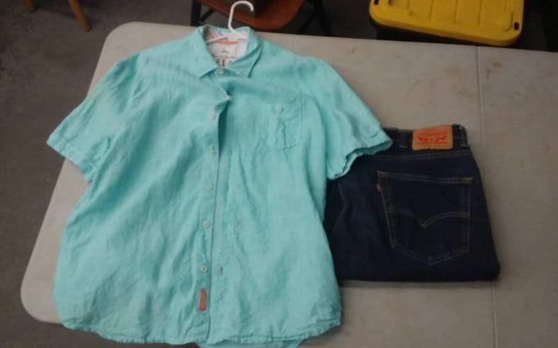 lot 45 image: Mens Levis Size 40x32, Tommy Bahama Linen Shirt Size XL