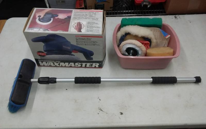 lot 19 image: Waxmaster, Buffing Pads, Telescoping Car Wash Brush