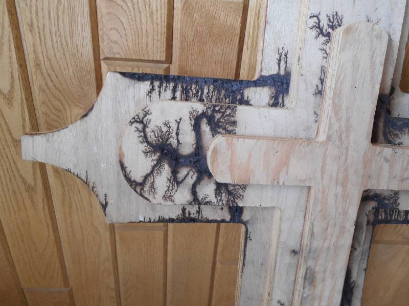 lot 9 image: Wooden Cross