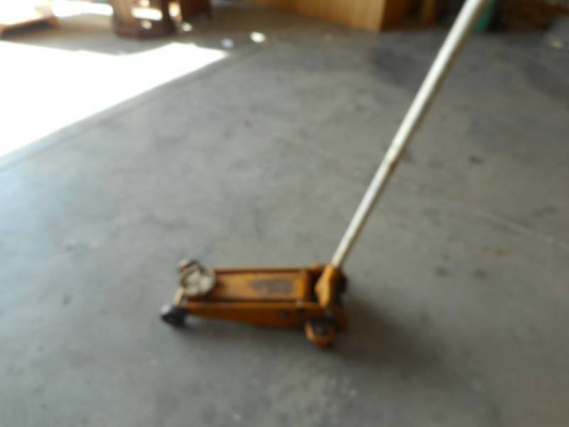 lot 7 image: Floor Jack