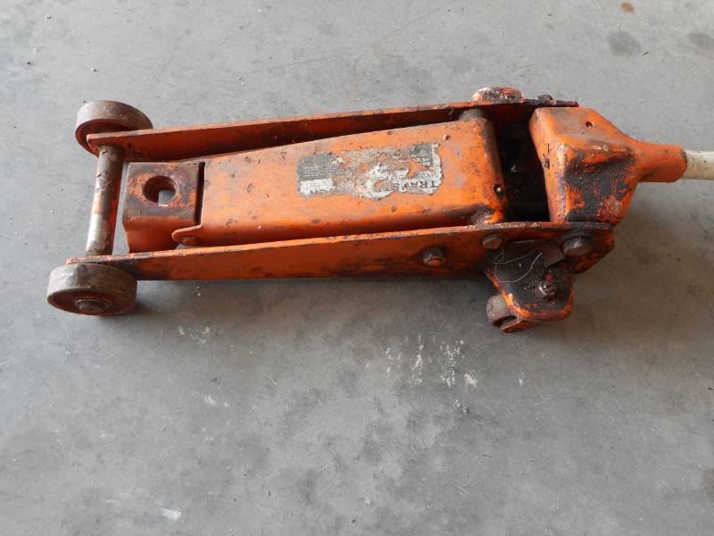 lot 6 image: Floor Jacks