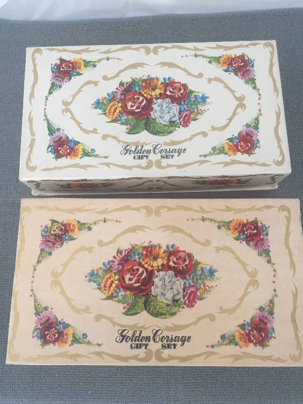 lot 95 image: Vintage Golden Corsage Gift Sets by Lander