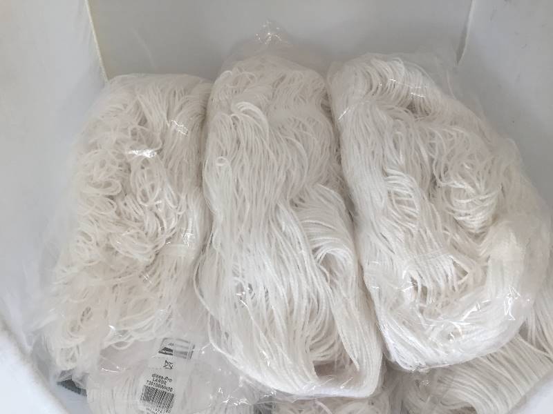 lot 110 image: 6 New Rubbermaid Gloss-Pro Large Mop Heads