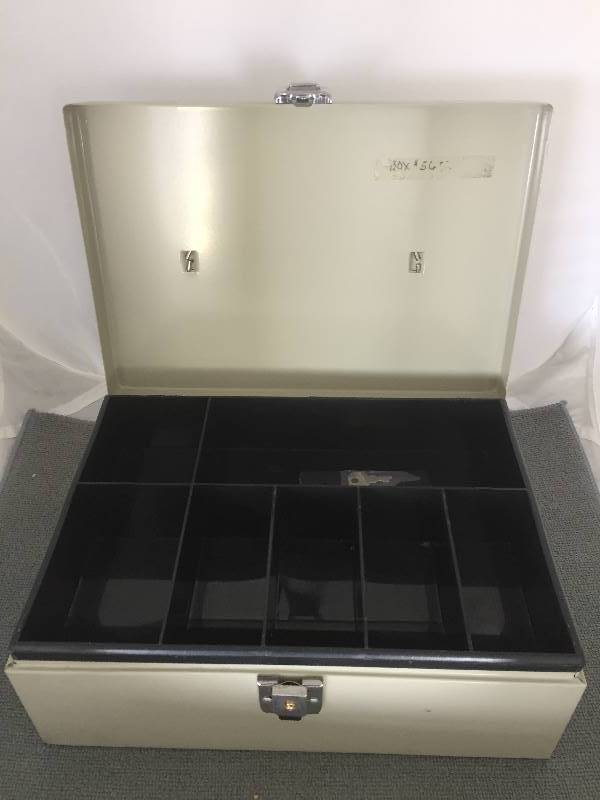 lot 118 image: Cash  Change Box with Key
