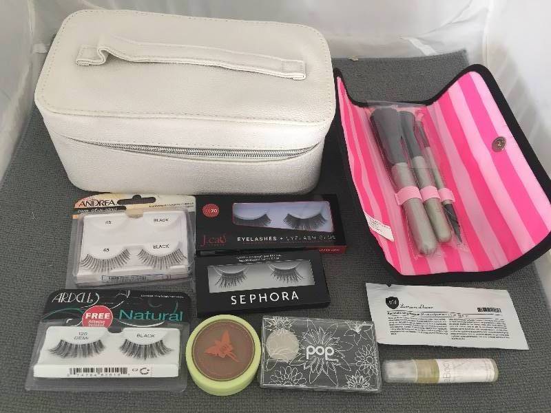 lot 123 image: Case full of new Make-up Cosmetics Eyelashes Brushes