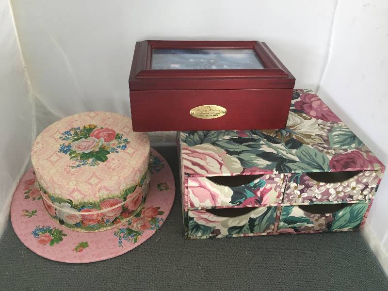 lot 128 image: Storage  Jewelry  Trinket Boxes