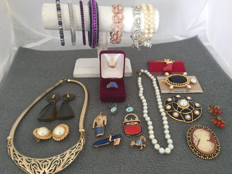 lot 22 image: Costume Jewelry - Some Vintage