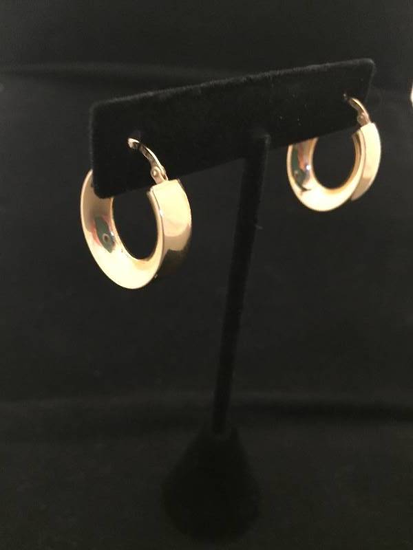 lot 2 image: 18K Gold Pierced Earring Hoops