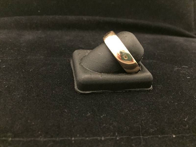 lot 4 image: 14K Gold Band Ring Sz 12