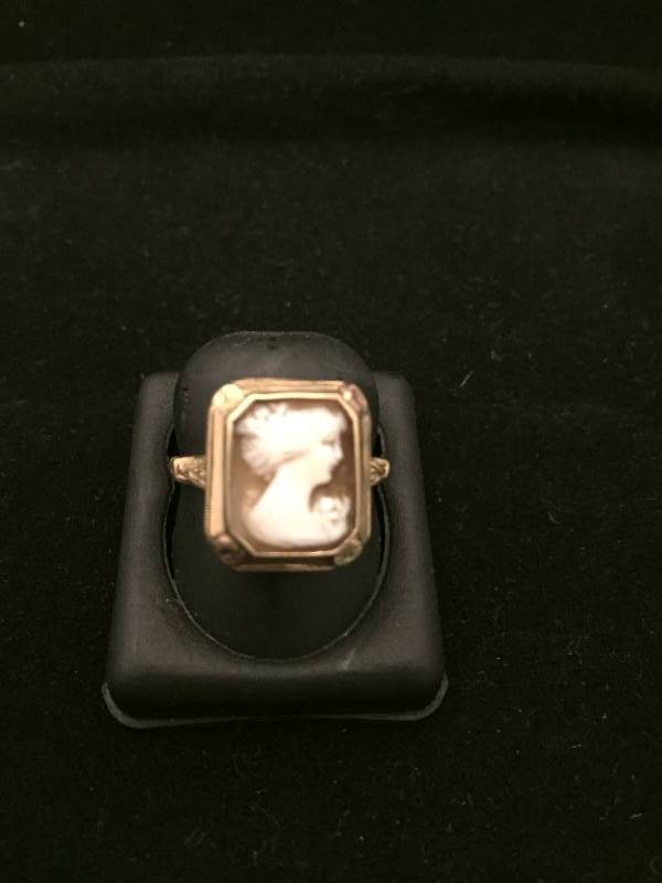 lot 16 image: 10K Gold Cameo Ring