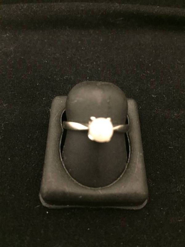 lot 26 image: 10K White Gold Pearl Ring