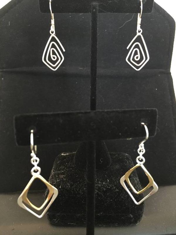 lot 54 image: 2 Pairs Sterling Silver Pierced Earrings