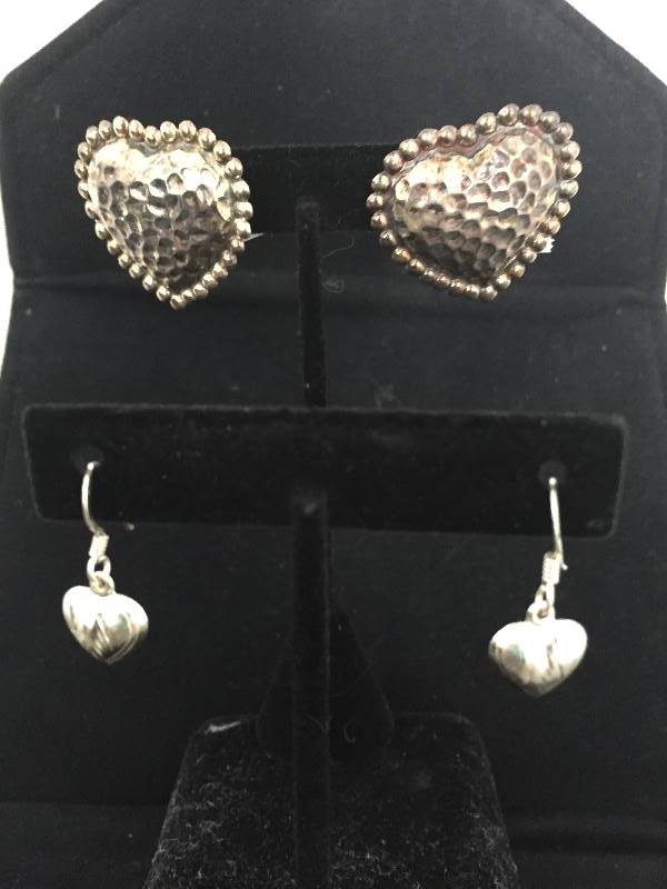 lot 109 image: 2 Pairs Sterling Silver Heart Pierced Earrings