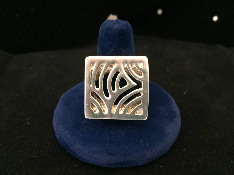 lot 29 image: Sterling Silver Ring - 1 Square Front
