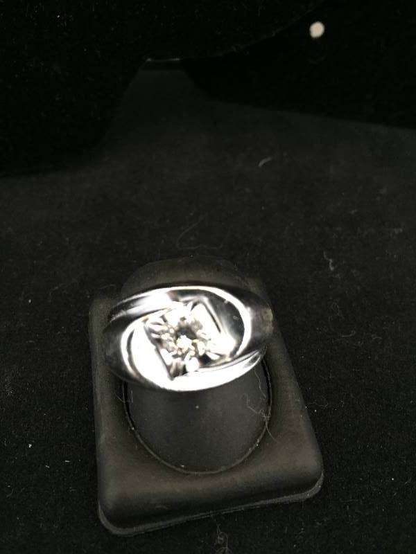 lot 47 image: Mens Large Sterling Silver Ring